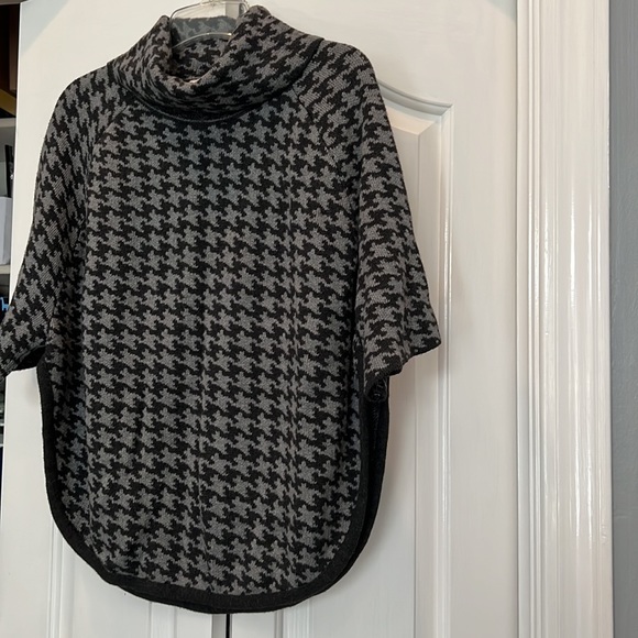 🧣☁️ Loft Outlet Houndstooth Cape ☁️🧣 - Picture 6 of 6